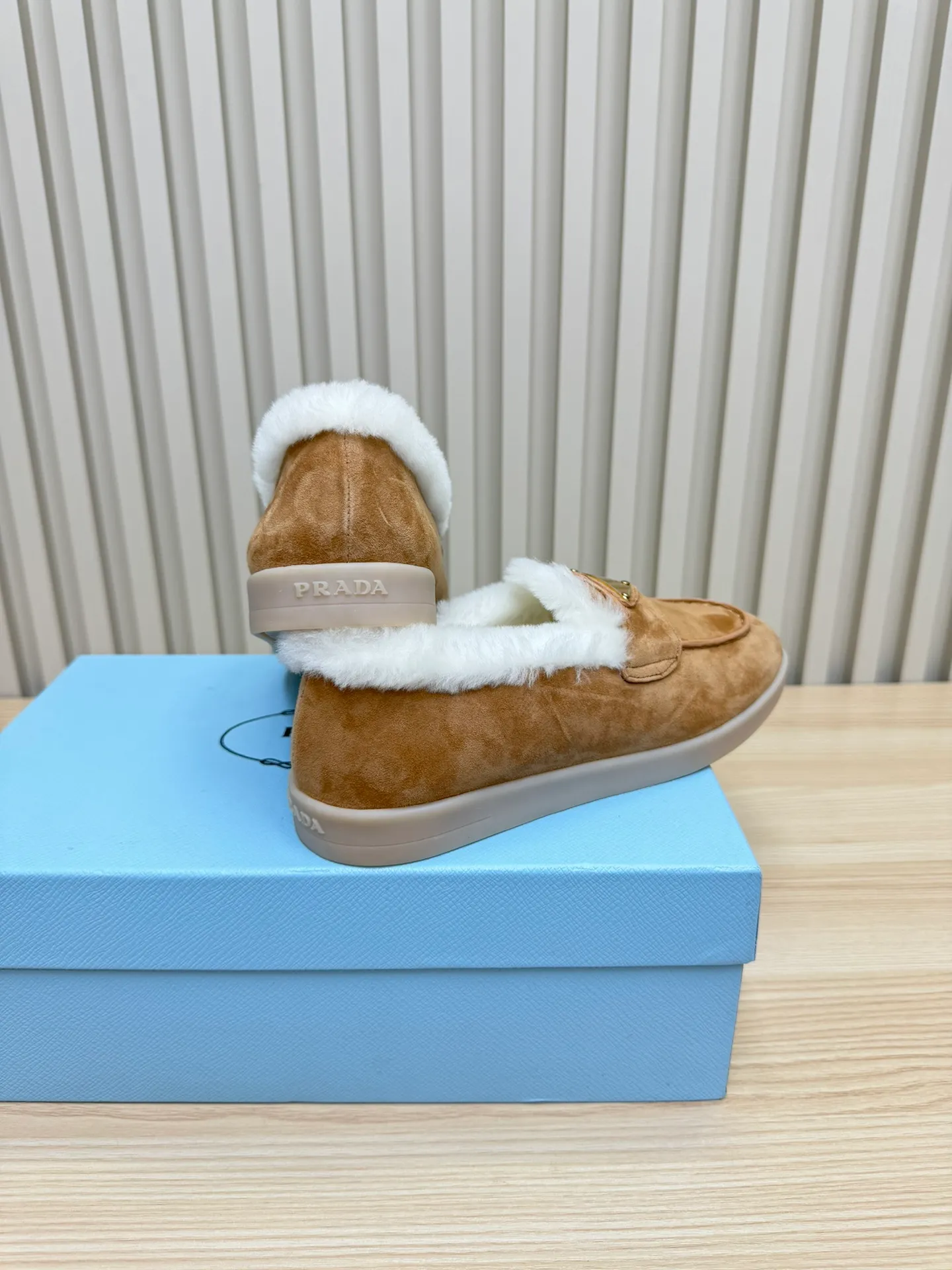 p580 Prada couple loafers｜Winter warmth and good looks at the same time online❄️👫 This is the C position of the shoe cabinet this autumn and winter! Prada's new couple's loafers are high-end yet still stylish~ ✨Imported frosted cowhide fabric, exquisite texture and high-end at first glance 🐑Australian imported sheepskin fur integrated lining, maximum warmth retention! It is also super warm to wear in winter in the north. 🔺The classic triangle logo embellishes the upper, which is simple and elegant, with perfect recognition. 💯Original TPU absorbent film outsole, non-slip, wear-resistant and durable. A must-have item for couples to go out on the street! The upper foot instantly enhances the overall outfit level, whether it is paired with a coat or a down jacket, it looks great ~ #Prada Loafers #coupleshoesrecommend #wintermusthaveshoes #luxurywear Outfit Fabric: Imported two-layer frosted cowhide Lining: Sheepskin imported from Australia One piece Outsole: Original Tpu absorbent film outsole Female size: 35~41 (customized in 41) Male size: 39~45 (customized in 45)